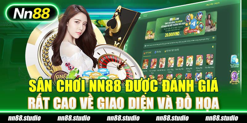 Sân chơi nổi bật với tông màu xanh lá và trắng